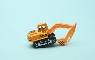 Mavi arkaplanda oyuncak kazıcı