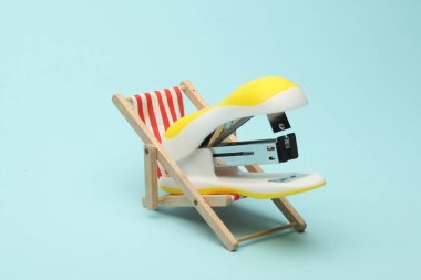 Zımba güvertede, mavi arka planda. İş, tatil kavramı