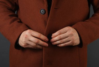 Yün ceketli bir adamın yakın çekimi. Erkek stili