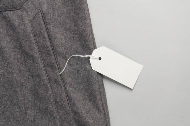 Beyaz boş etiketli bir ceket. Alışveriş, satış konsepti. Tasarım şablonu