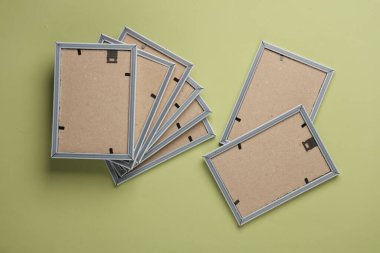 Yeşil arkaplandaki ahşap fotoğraf çerçevelerinin arka görünümü