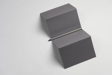 Gri arkaplanda üç katlı broşür veya kart