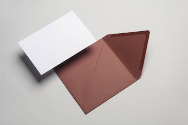 Üzerinde yeşil arka planda gölge olan davetiye olan yüzen bir zarf. Minimalizm, modern iş hayatı