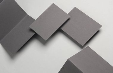 Gri arkaplandaki üç katlı broşürler ve kartvizitler