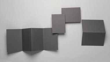 Gri arkaplandaki üç katlı broşürler ve kartvizitler