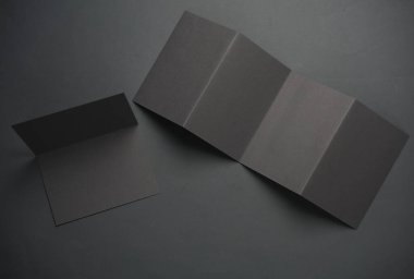 Koyu gri arkaplanda broşürler veya kartlar