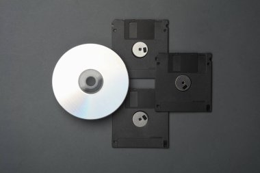 Retro depolama ortamı. Koyu bir arkaplanda CD disk ve disketler