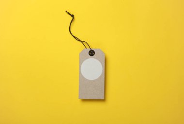 İp üzerinde etiket, sarı arkaplan