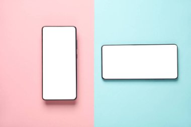 Mavi-pembe arka planda iki akıllı telefon.