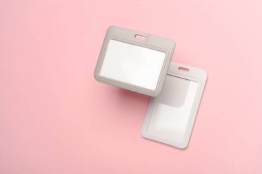 Pembe arka planda yüzen boş kimlik kartları