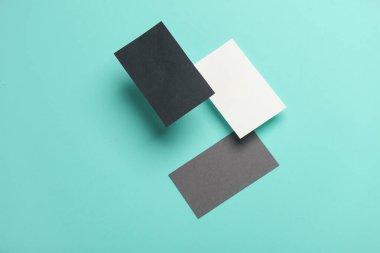 Mavi arka planda yüzen kartvizitlerin kompozisyonu. İş konsepti