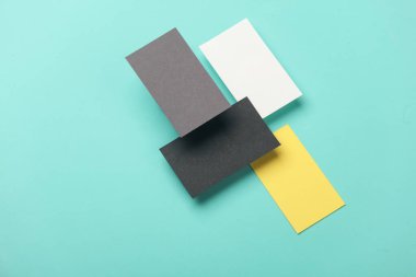 Mavi arka planda yüzen kartvizitlerin kompozisyonu. İş konsepti