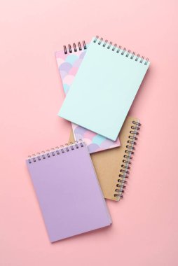 Pembe arka planda farklı notlar