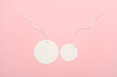 İfadede beyaz boş etiketler, pembe arkaplan