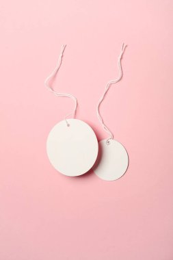 İfadede beyaz boş etiketler, pembe arkaplan