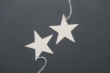 Koyu gri arkaplanda yıldız şeklinde beyaz etiketler