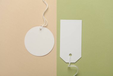 Bej yeşil arkaplanda beyaz boş etiketler