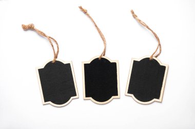 Tebeşir tahtası etiketleri, boş tahta etiketler, arka planda bahçe tabelası.