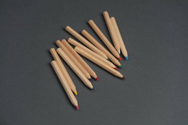 Koyu gri arka planda tahta renkli kalemler. Yaratıcılık, sanat