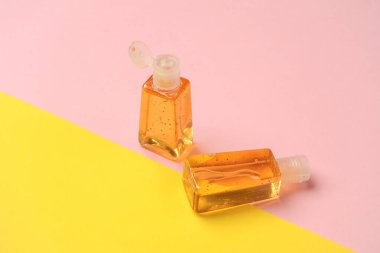 Renkli arka planda antiseptik şişeler