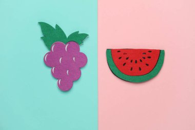 El yapımı karpuz ve pembe mavi arka planda keçeden yapılmış üzümler.
