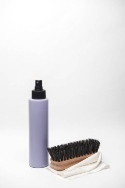 Beyaz arka planda ayakkabı bakım ürünleri veya aksesuarlar