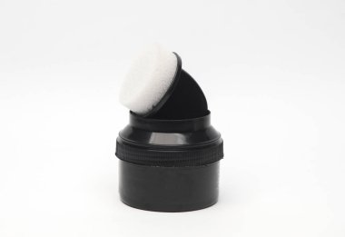 Beyaz arka planda süngerli ayakkabı cilası kavanozu