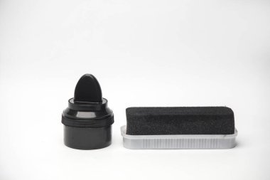 Beyaz arka planda süngerli ayakkabı cilası kavanozu