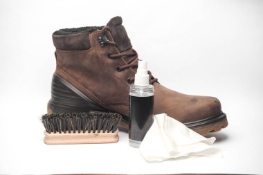 Beyaz arka planda deri bot ve ayakkabı bakım ürünleri veya aksesuarlar