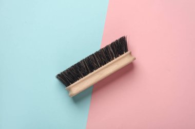 Mavi-pembe arka planda ayakkabı fırçası