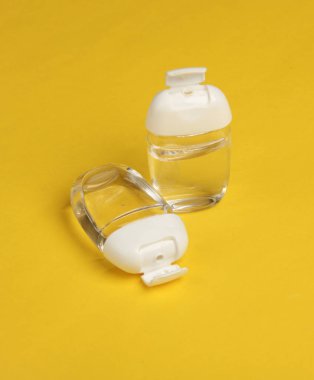 Sarı arka planda antiseptik şişeler. Üst görünüm