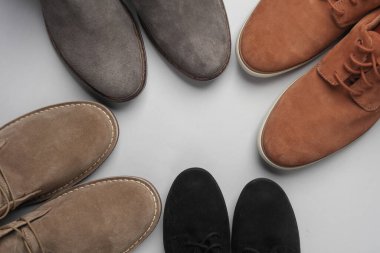 Gri arka planda süet botlar. Üst görünüm