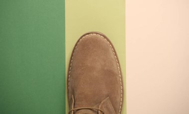 Renkli bir arka planda süet çöl çizmesi. Üst görünüm