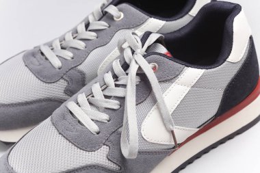 Beyaz arka planda spor ayakkabıları yakın plan