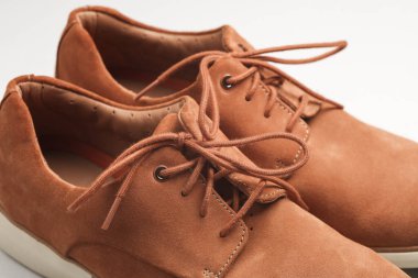 Süet erkek ayakkabılarını kapat.