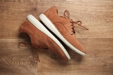 Yerde erkek süet ayakkabıları var. Üst görünüm