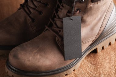 İpin üzerinde etiket olan bir çift kış botu. Moda, satış konsepti