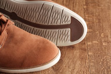 Yerde tabanlı süet ayakkabılar.