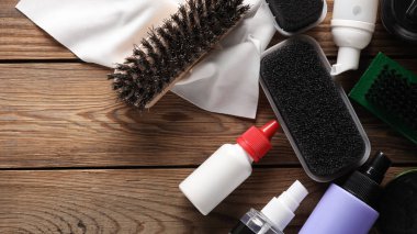 Beyaz arka planda ayakkabı bakım ürünleri ve aksesuarlar