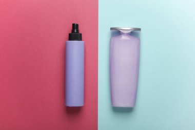 Mavi arka planda şampuan ve sprey şişeleri