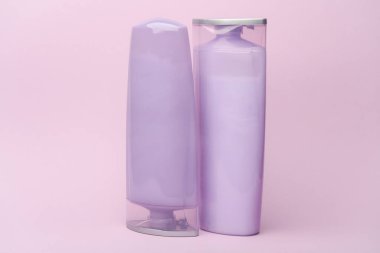 Mor pastel arka planda şampuan şişeleri