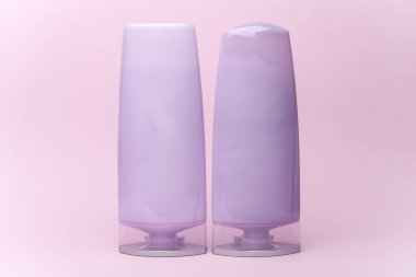 Mor pastel arka planda şampuan şişeleri