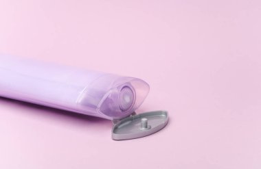 Mor pastel arka planda şampuan şişesi