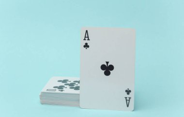 Kulüplerin as 'ı ve mavi arkaplanda oyun kartları yığını