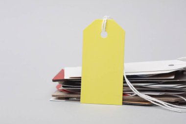 Beyaz arka planda boş fiyat etiketi. Satış konsepti