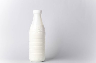 Plastik süt şişesi ya da gri arka planda kefir modeli