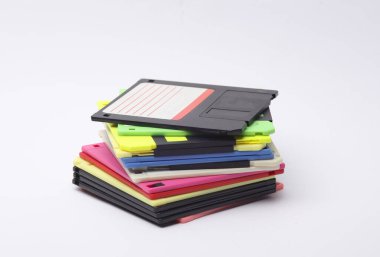 Beyaz arkaplanda renkli disket yığını