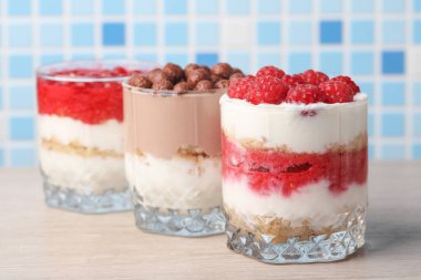 Ev yapımı tatlılar, cam bardaklarda yoğurt, çilek, kurabiye ve çikolata.