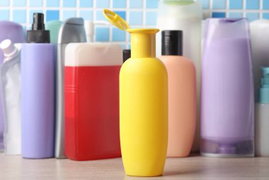 Fayans zemininde birçok farklı şampuan ve kozmetik ürün şişeleri var.