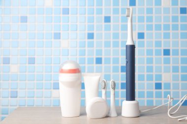 Kafası, terlemesi önleyici, diş ipi ve diş macunu olan modern ultrasonik diş fırçası.